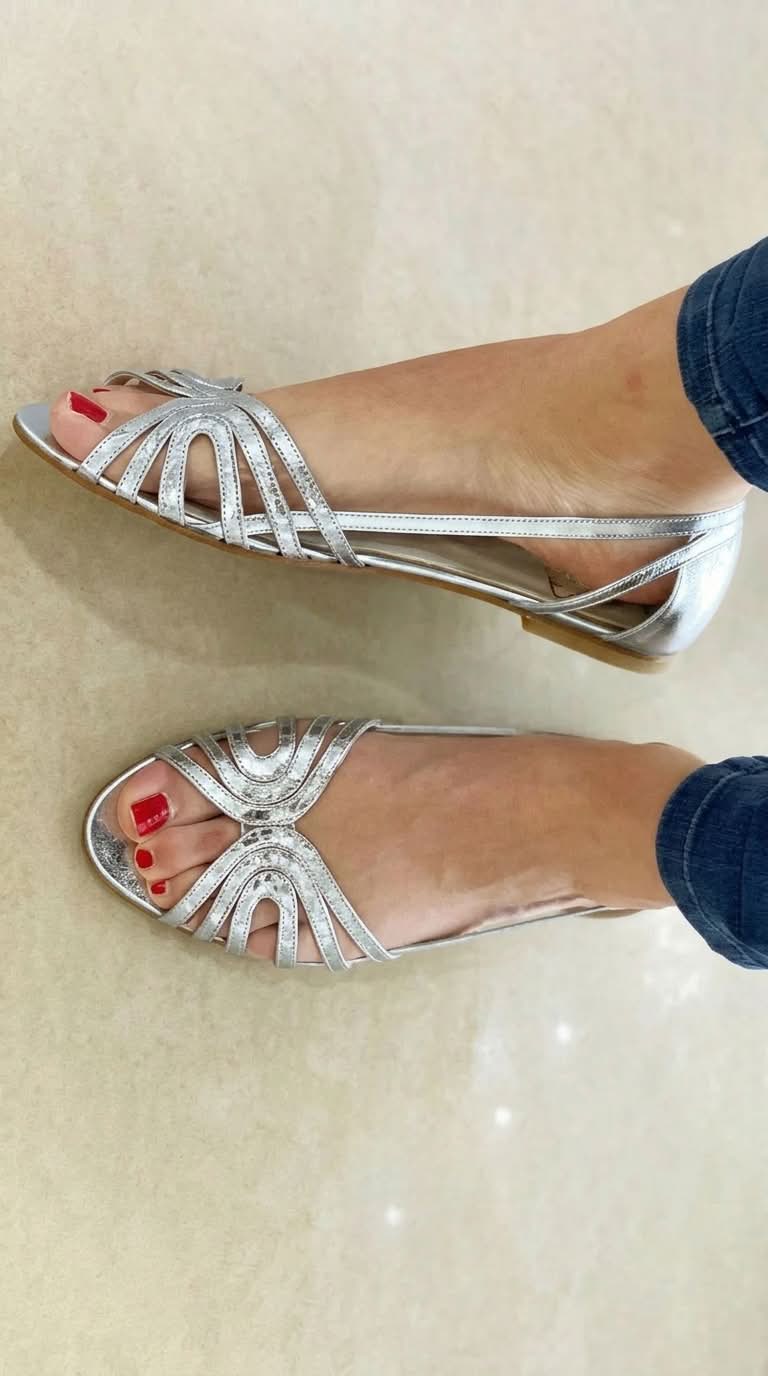 Sandales dorées Éléonore de Danoir Paris, en cuir brillant, avec talons moyens et brides élégantes pour l'été.