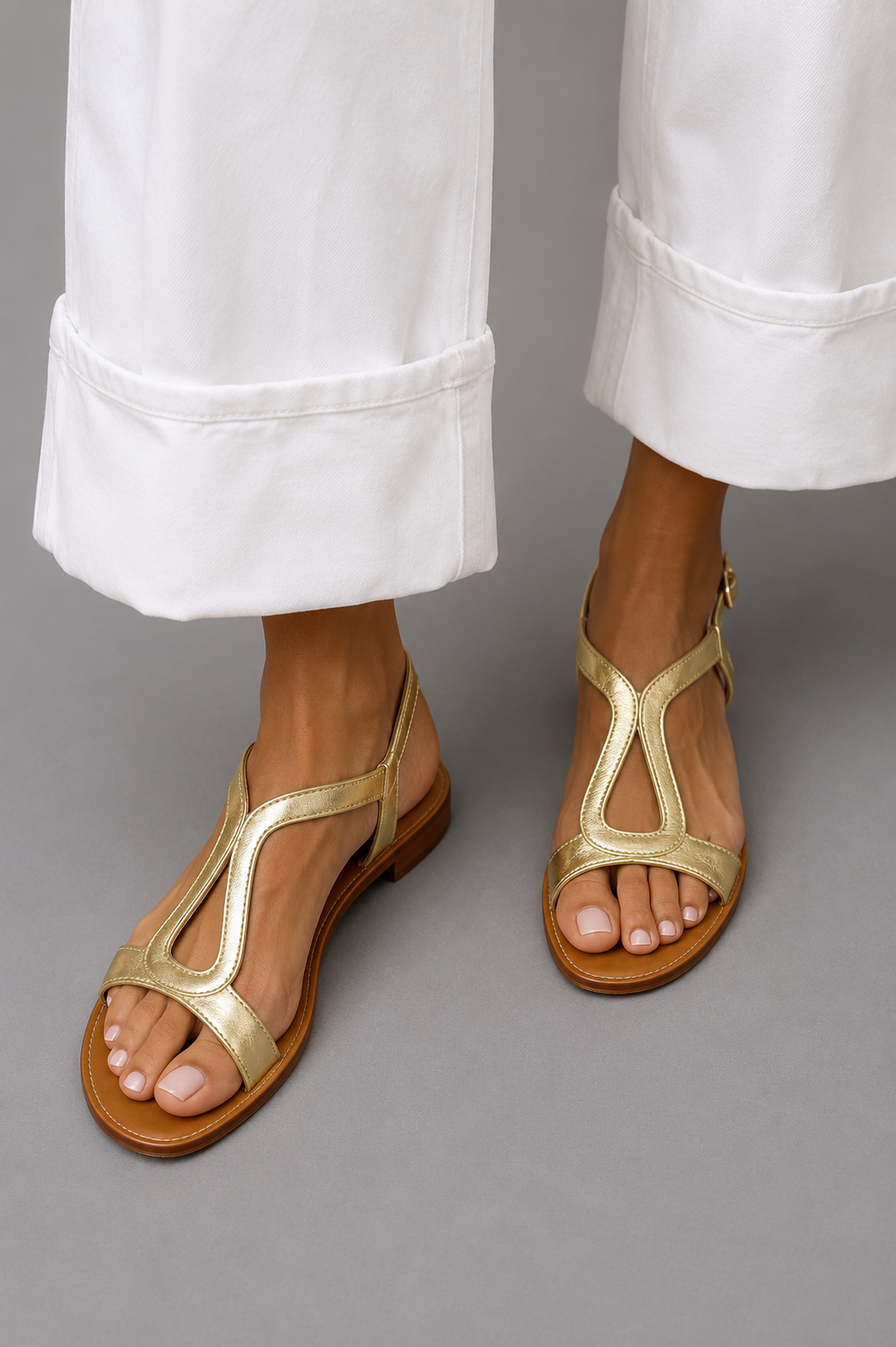 Sandales d'été Ludovica Danoir Paris, sandales en cuir beige avec semelle plate et bride à boucle pour un style estival élégant.