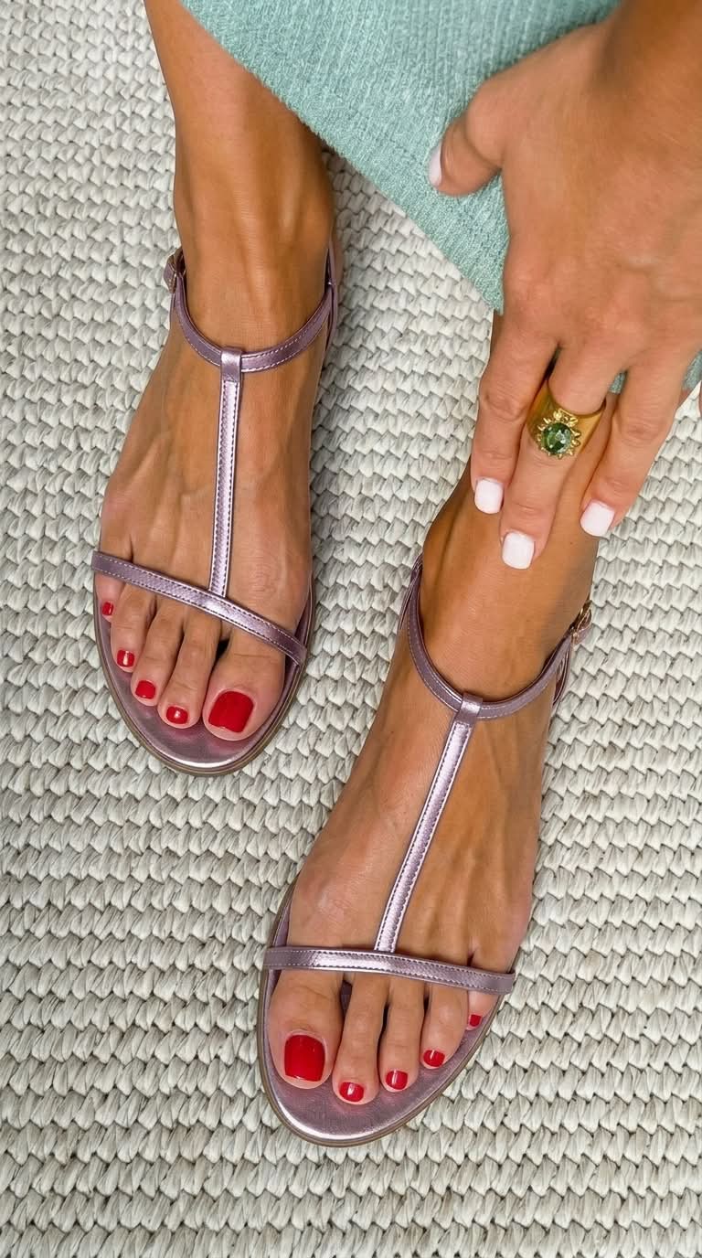 Sandales dorées Rosalba Danoir Paris, élégantes pour le printemps, avec semelle fine et finition brillante.
