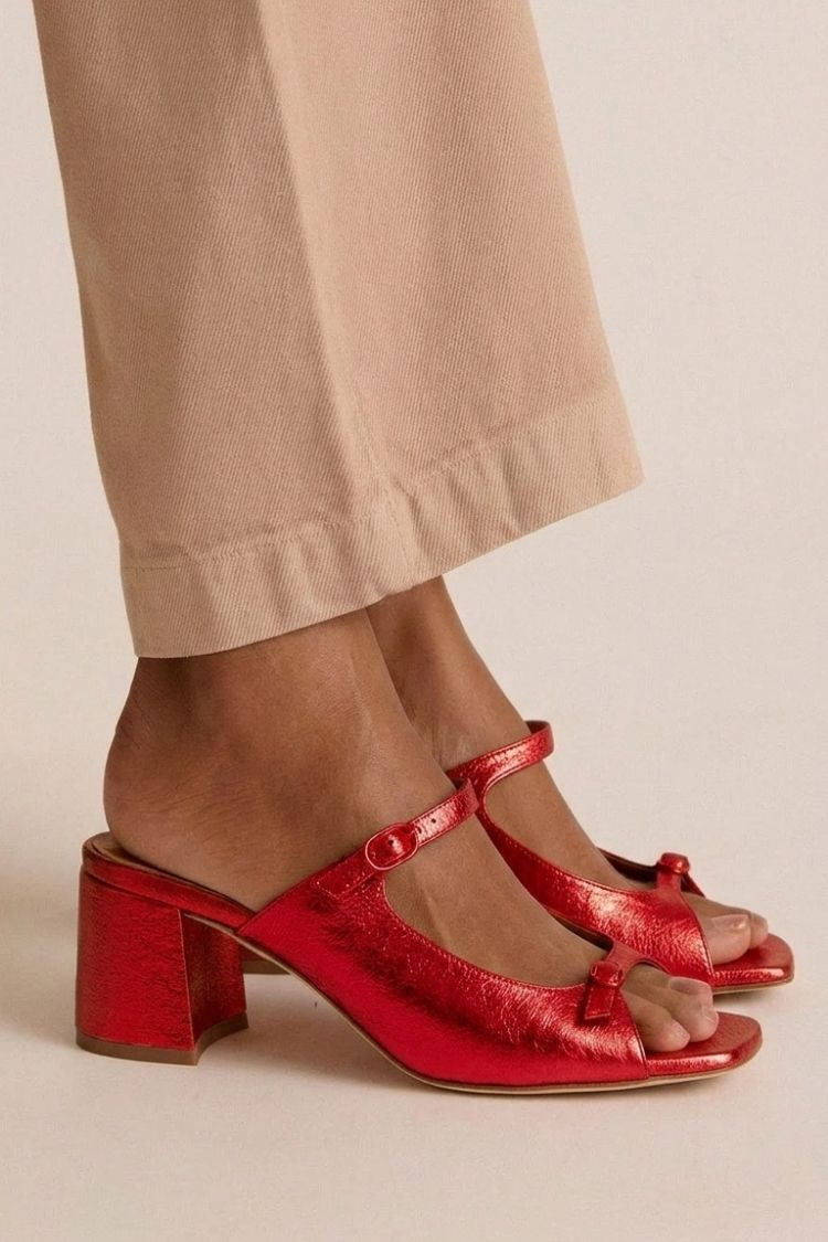 Sandales élégantes Valentina de Danoir Paris, style Riviera, en cuir beige avec talons moyens, vue en gros plan.