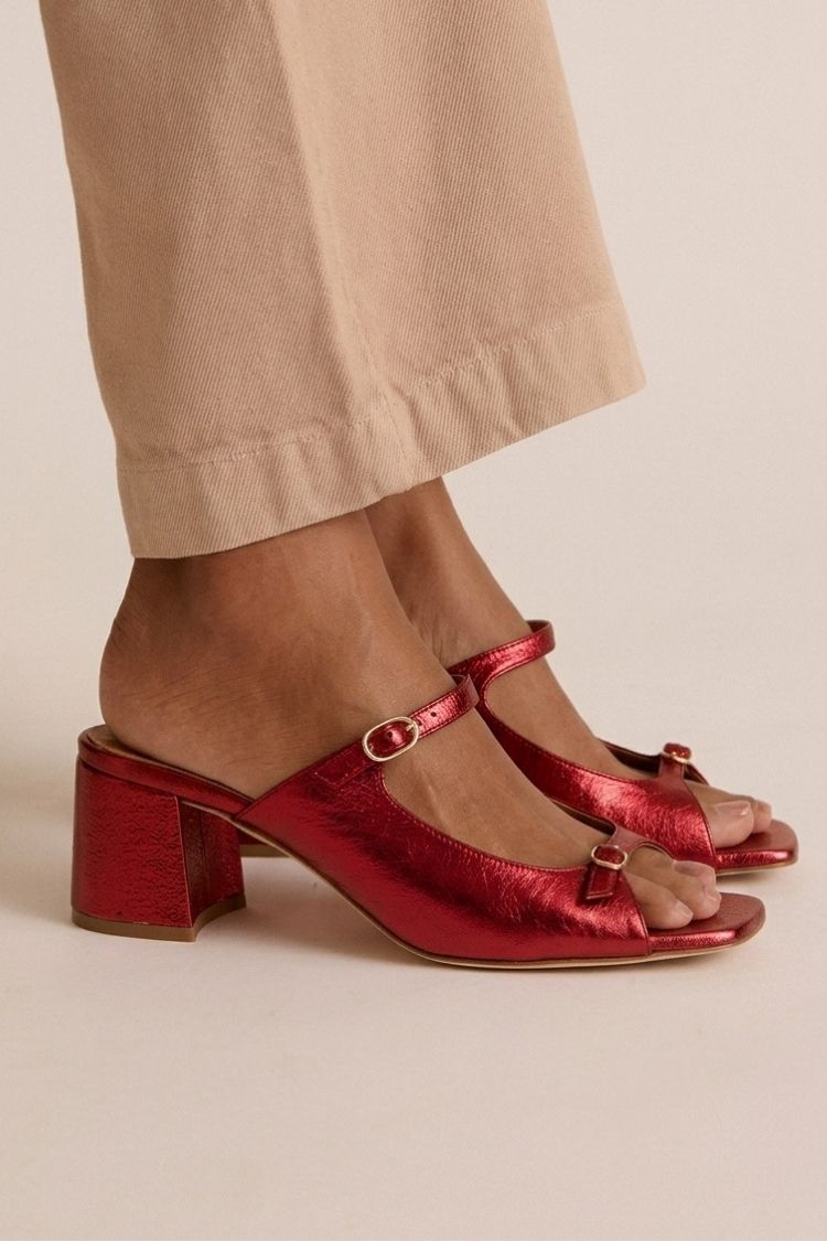 Sandales élégantes Valentina de Danoir Paris, style Riviera, en cuir beige avec talon moyen et design sophistiqué.