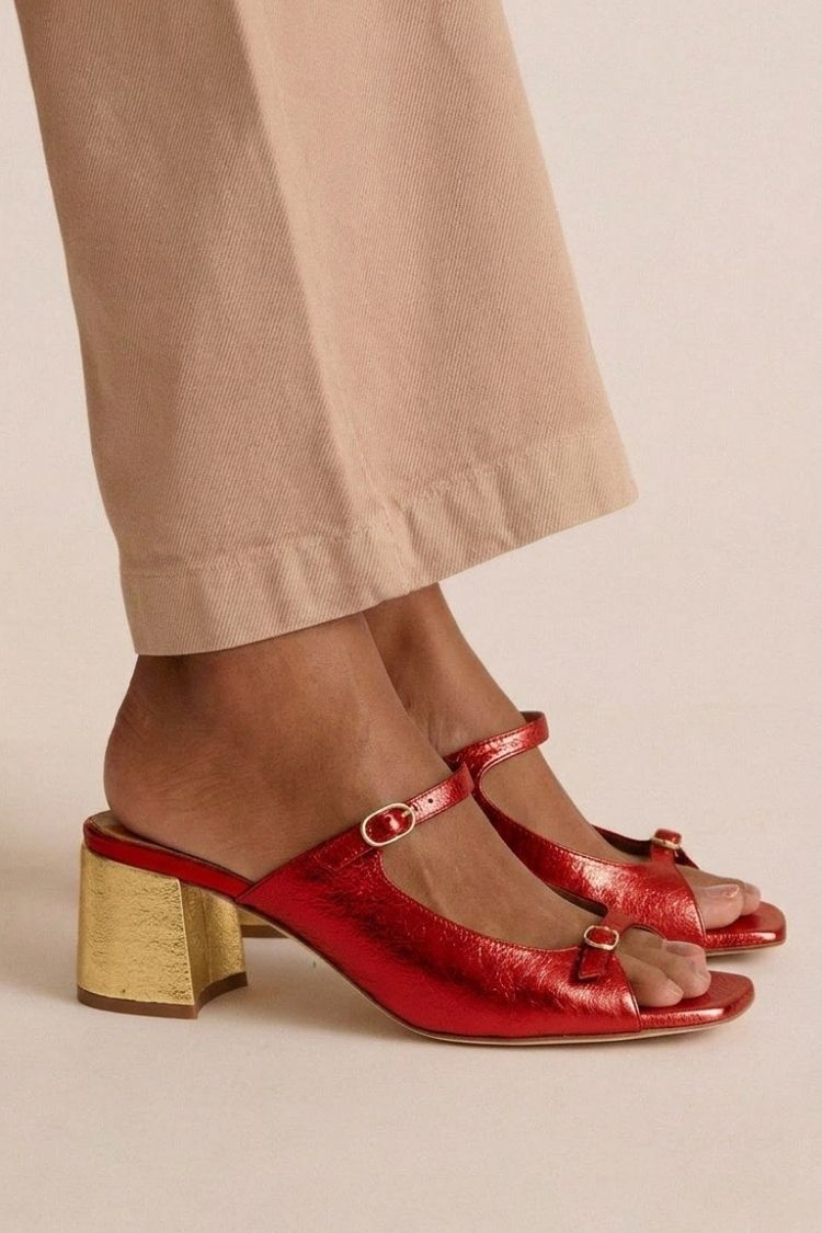 Sandales élégantes Valentina de Danoir Paris, style Riviera avec design sophistiqué et détails en cuir beige.
