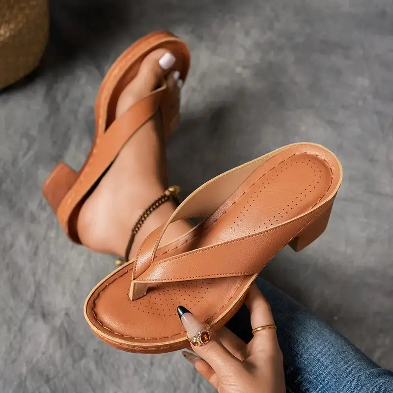 Sandales Danoir Paris élégantes en cuir avec talon confortable, parfaites pour un style sophistiqué et chic.