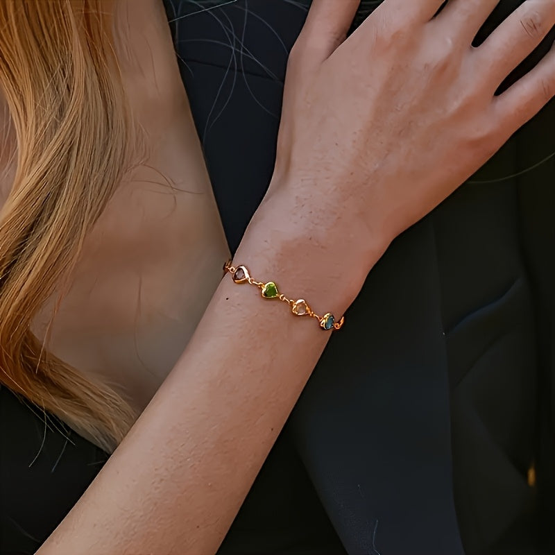Bracelet unique en forme de cœur Danoir Paris, en métal or avec détails élégants, porté sur le poignet.