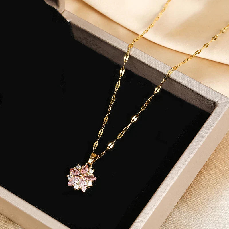 Collier Sakura Rose romantique Danoir Paris en acier inoxydable avec pendentif floral délicat, vue en gros plan.