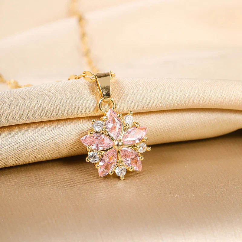 Collier Sakura Rose romantique en acier inoxydable de Danoir Paris, avec pendentif en forme de rose et détails élégants.