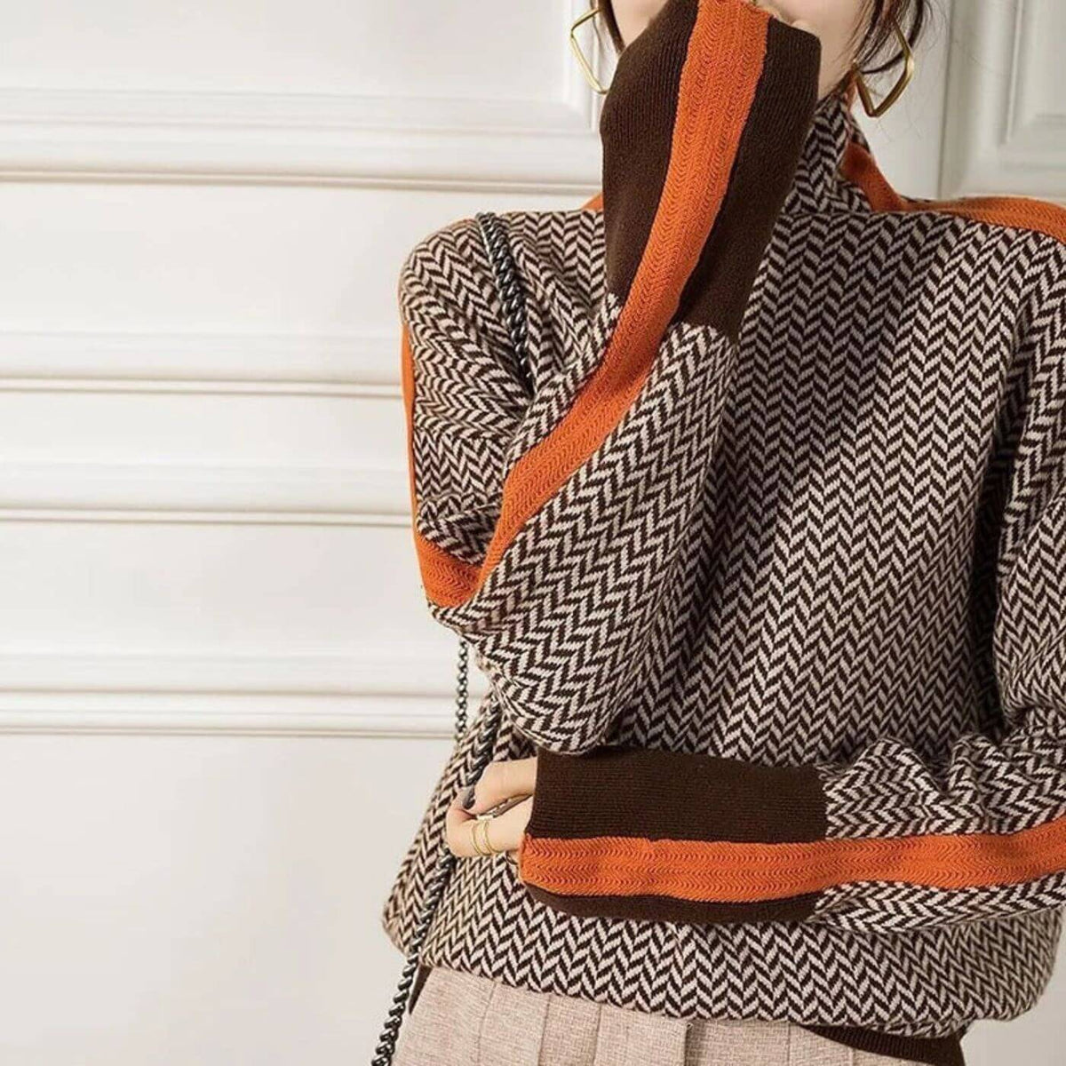 Pull roulé chic en chevrons Hazel de Danoir Paris, couleur orange, finition élégante et motif à motifs géométriques.