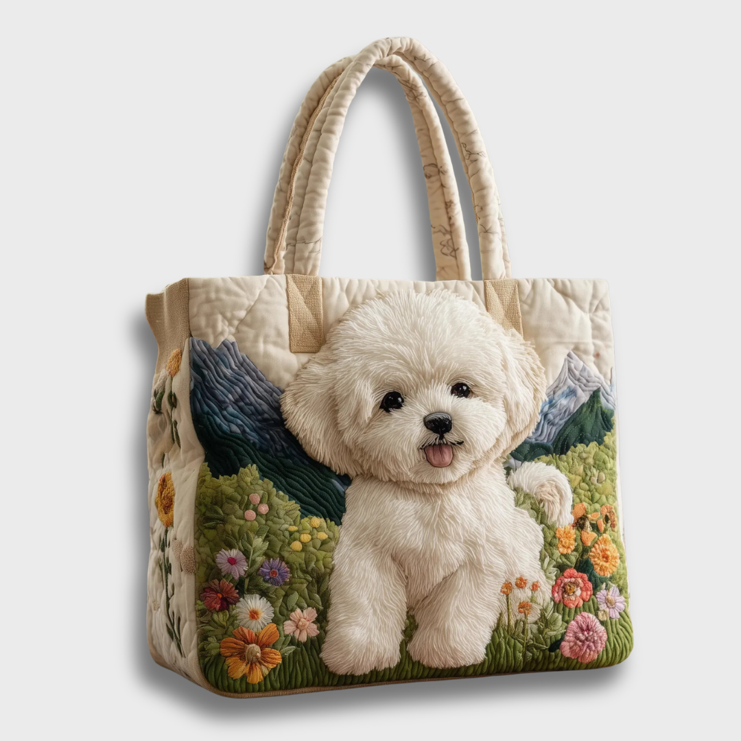 Sac à main Olivia de Danoir Paris, style artisanal, en cuir beige avec détails en relief, porté sur une surface en bois.