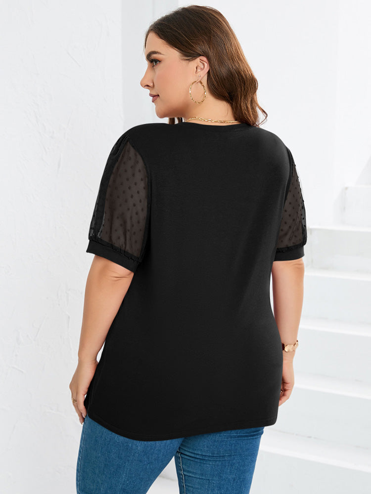 T-shirt décontracté Élise en V de Danoir Paris avec motif palmier, tissu léger et style confortable, porté sur mannequin.