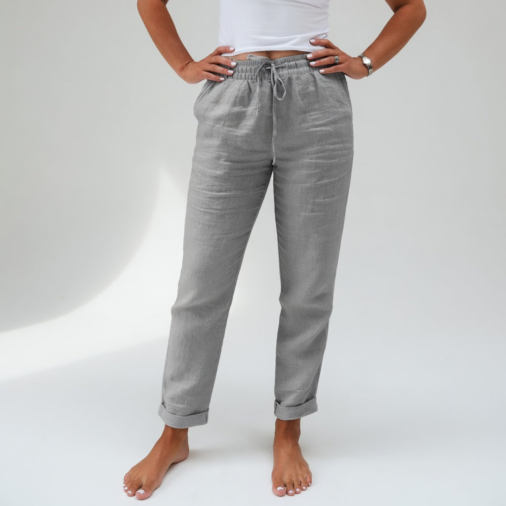 Pantalon pour femmes Albertine™ en coton fluide gris, Danoir Paris, look confortable et naturel.