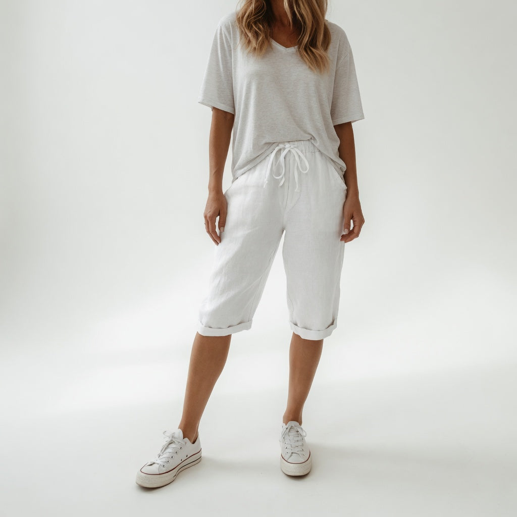 Pantalon décontracté Fernande™ Bermuda en coton blanc pour femmes, style estival, de Danoir Paris.