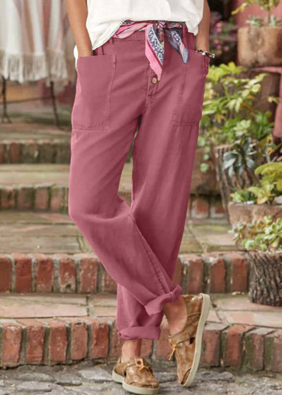 Pantalon élégant Danoir Paris Lise, coupe droite en tissu fluide, couleur neutre, porté avec une blouse blanche.