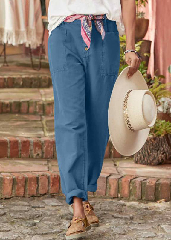 Pantalon élégant Danoir Paris Lise, silhouette moderne en tissu fluide, porté avec une blouse blanche.