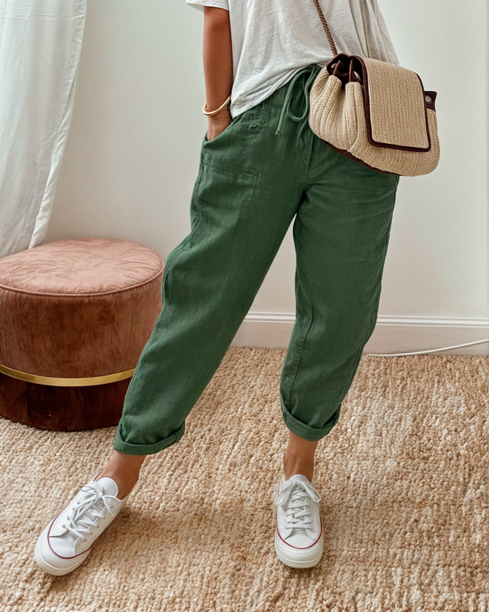 Pantalon chic et confortable Rosa de Danoir Paris, coupe élégante, en tissu doux, porté avec une blouse blanche.