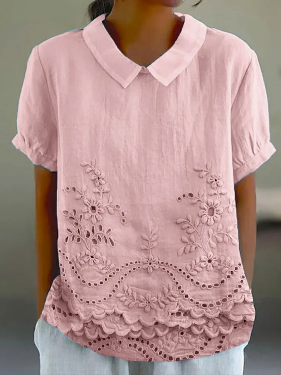 Chemise florale Lily de Danoir Paris avec broderies colorées et détails délicats, portée sur un fond neutre.