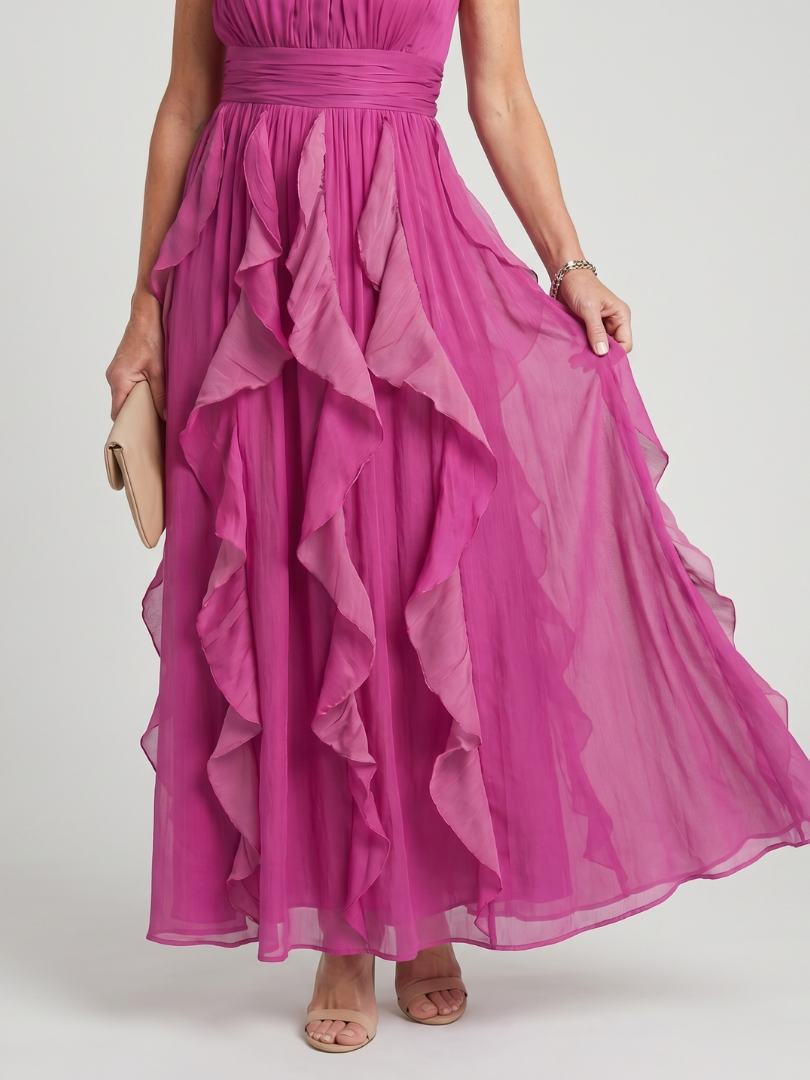 Robe maxi rose Danoir Paris avec col haut, volants froncés et couches superposées, élégante et fluide.