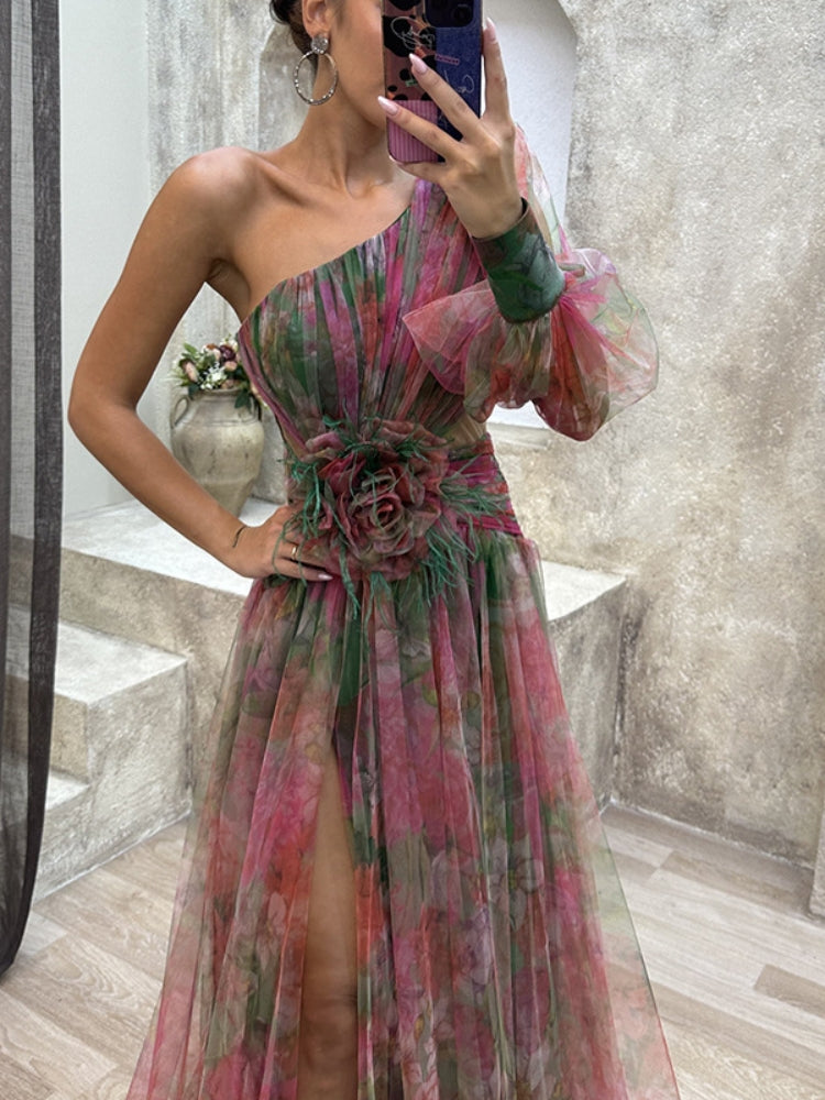 Robe florale asymétrique Kayla de Danoir Paris en tissu violet avec motif floral élégant.