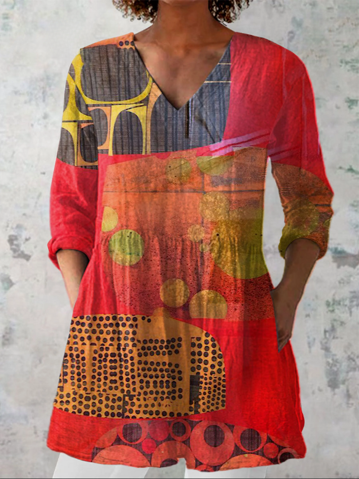 Blouse longue Lucie de Danoir Paris avec col en V, tissu fluide et coupe élégante, portée comme vêtement décontracté ou habillé