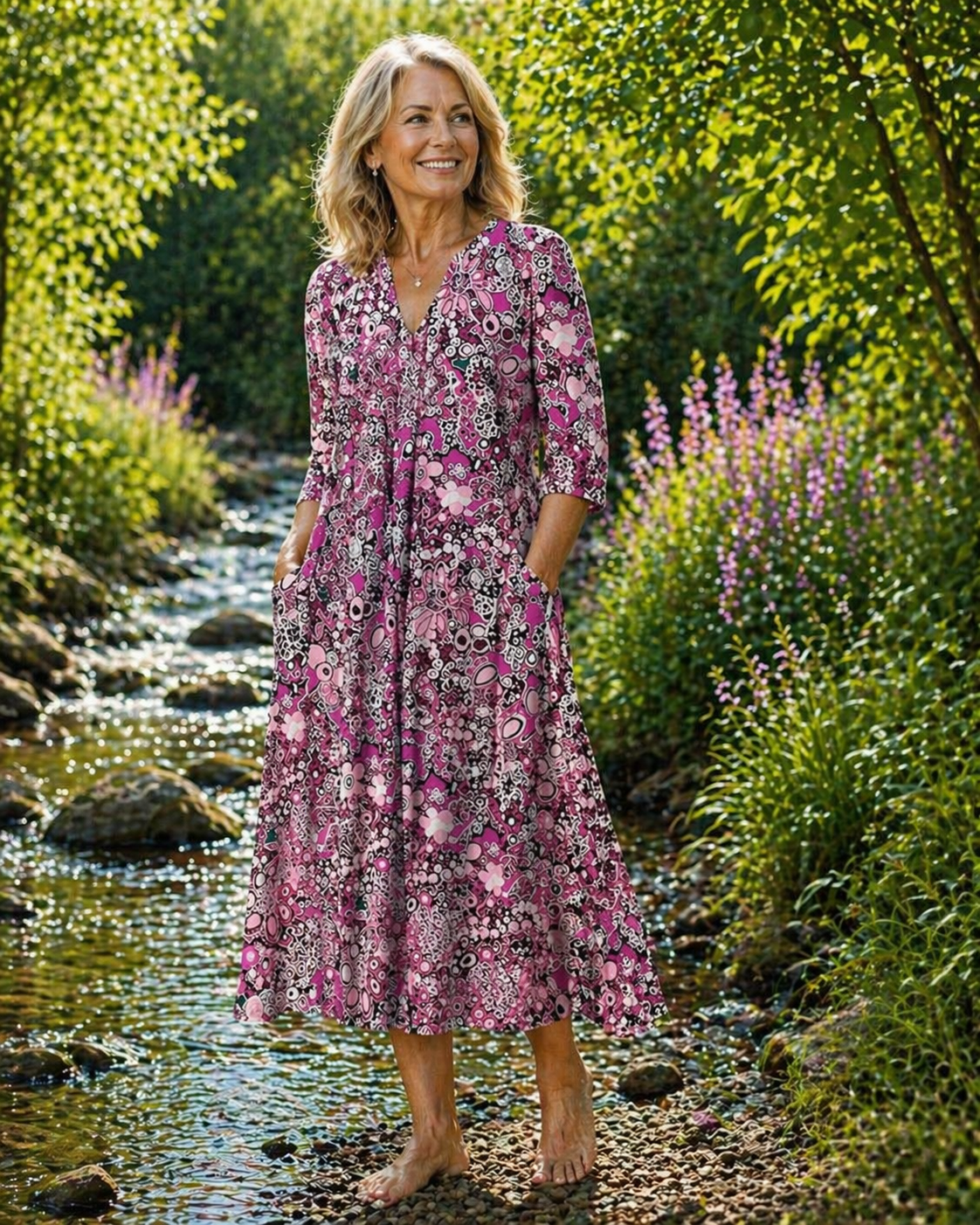 Robe d'été élégante Queenie de Danoir Paris, modèle féminin de 60 ans, en tissu rose clair, portée avec style.