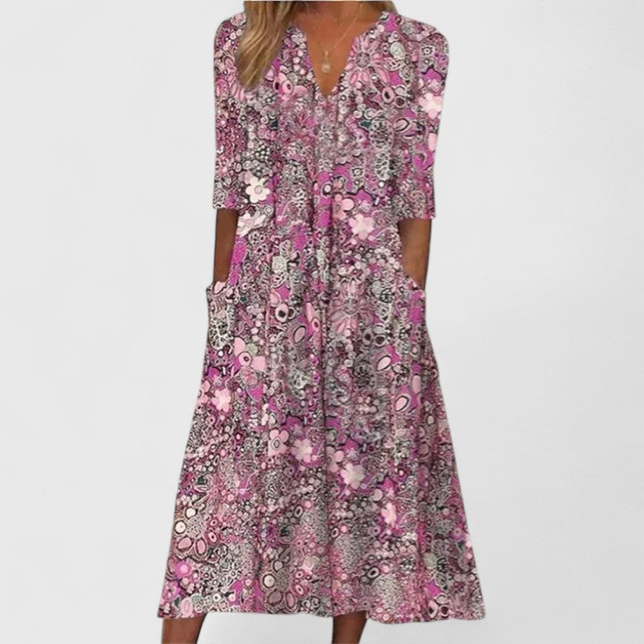 Robe d'été élégante Queenie de Danoir Paris, tissu léger, coupe fluide, portée avec accessoires pour un style chic et estival.
