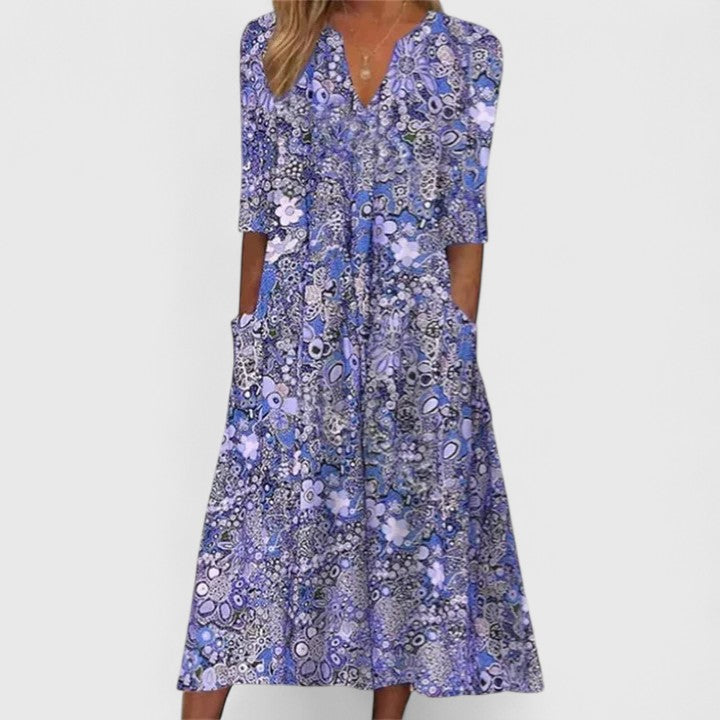 Robe d'été élégante Queenie de Danoir Paris, tissu léger et fluide, portée avec des détails raffinés et un style chic.