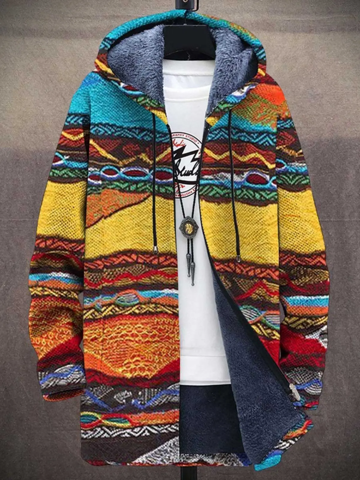 Cardigan de luxe Jindalee de Danoir Paris, inspiré par l'art, avec détails artistiques et texture élégante visible sur l'image.
