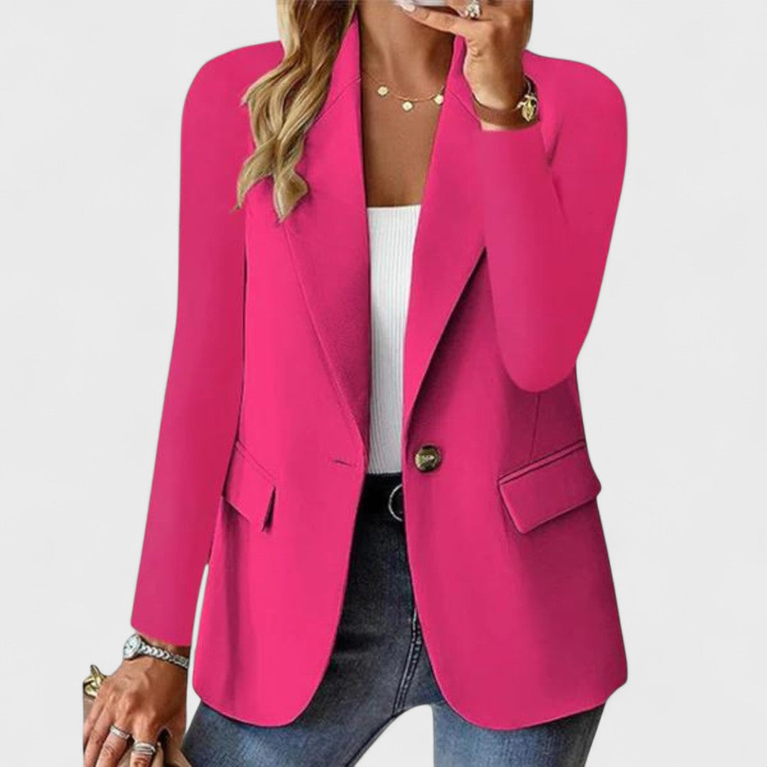 Veste élégante Amber de Danoir Paris, en tissu noir avec boutons dorés, portée sur un mannequin blanc.