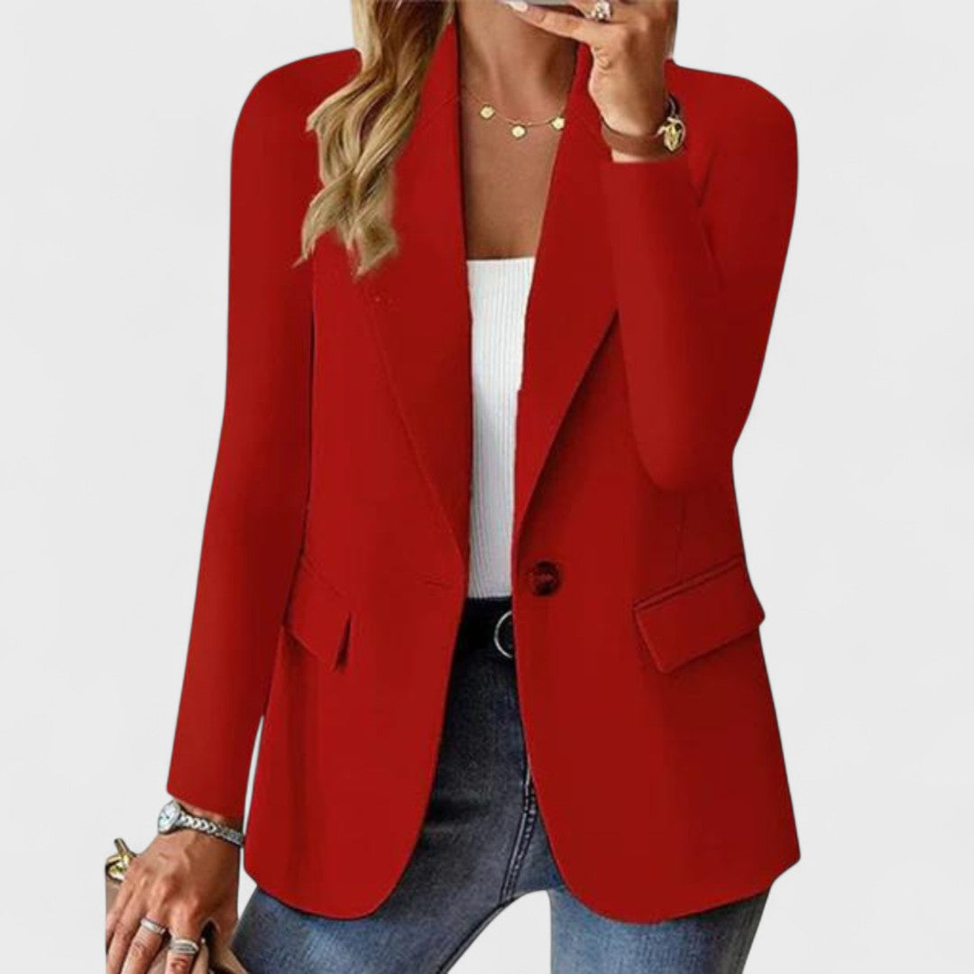 Veste élégante Amber de Danoir Paris, coupe sophistiquée en tissu beige, détails modernes, portée sur mannequin blanc.