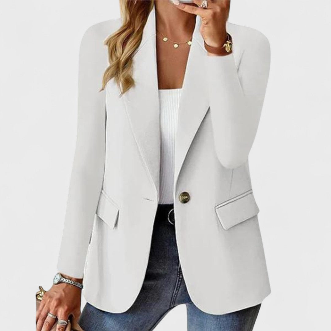 Veste élégante Amber de Danoir Paris, coupe sophistiquée et design chic, en tissu beige clair, vue de face.