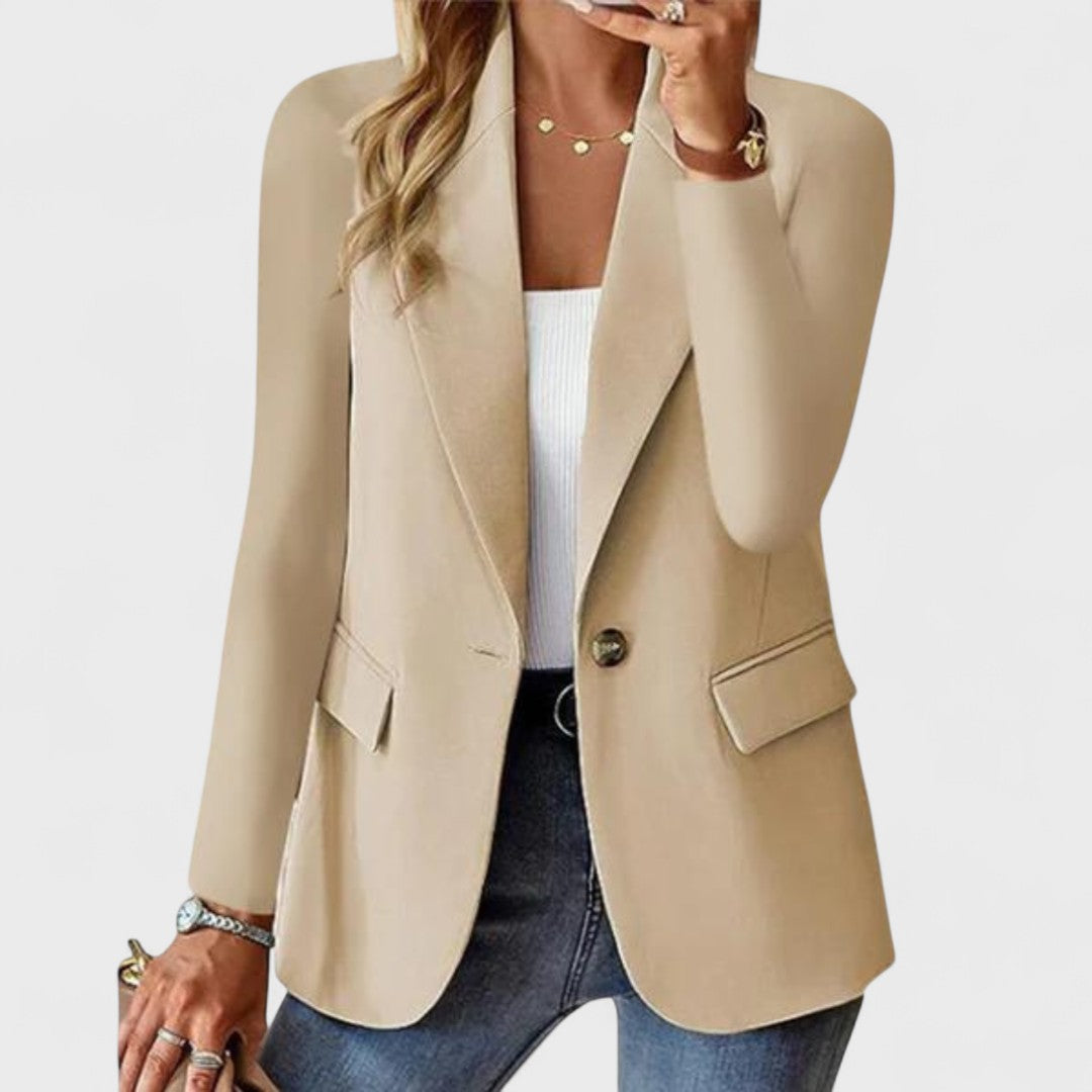 Veste élégante Amber de Danoir Paris, en tissu noir avec col en V et boutons, portée sur un mannequin.