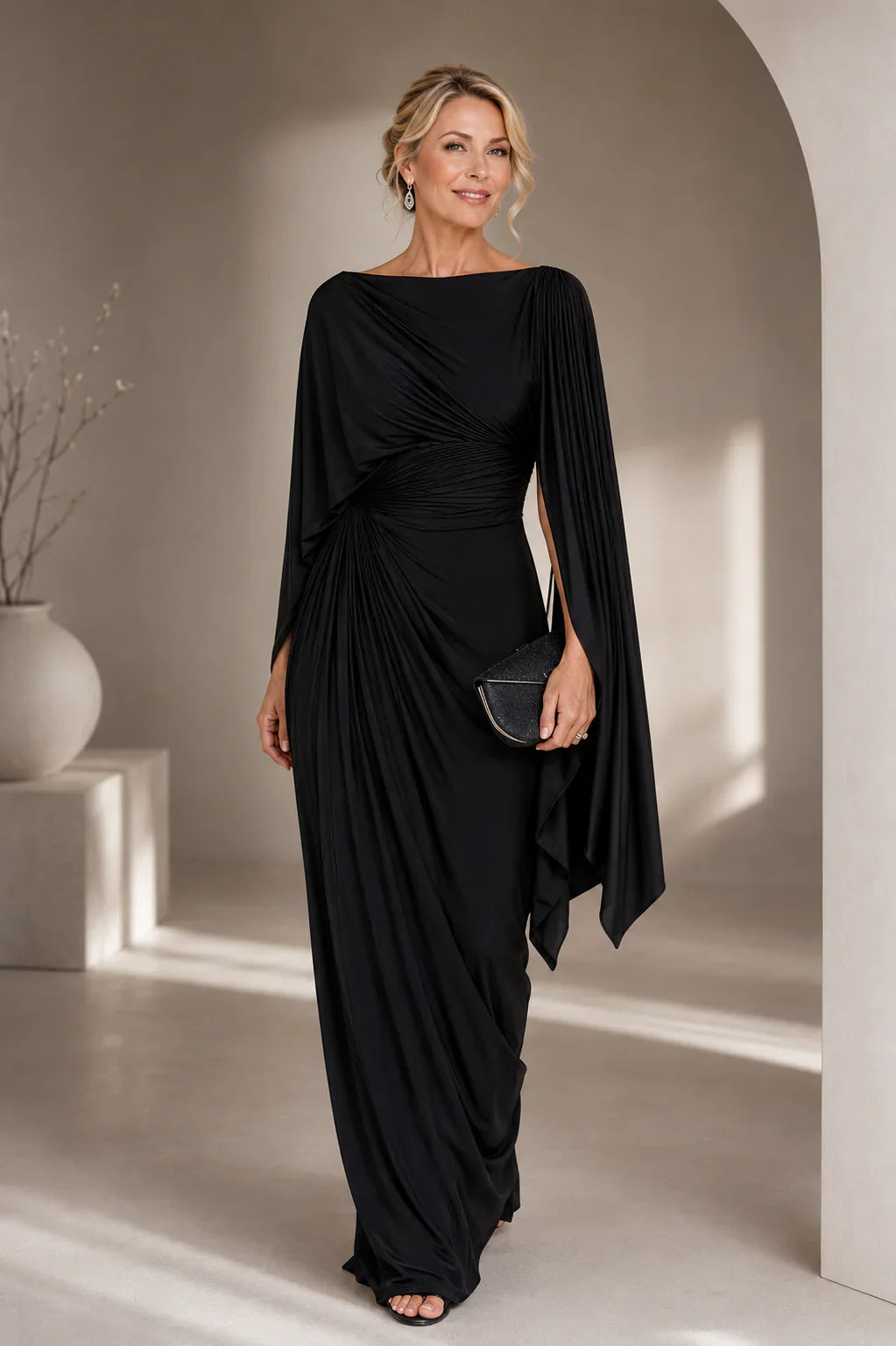 Robe longue plissée Lyssa de Danoir Paris, tissu fluide, style élégant, portée avec accessoires.