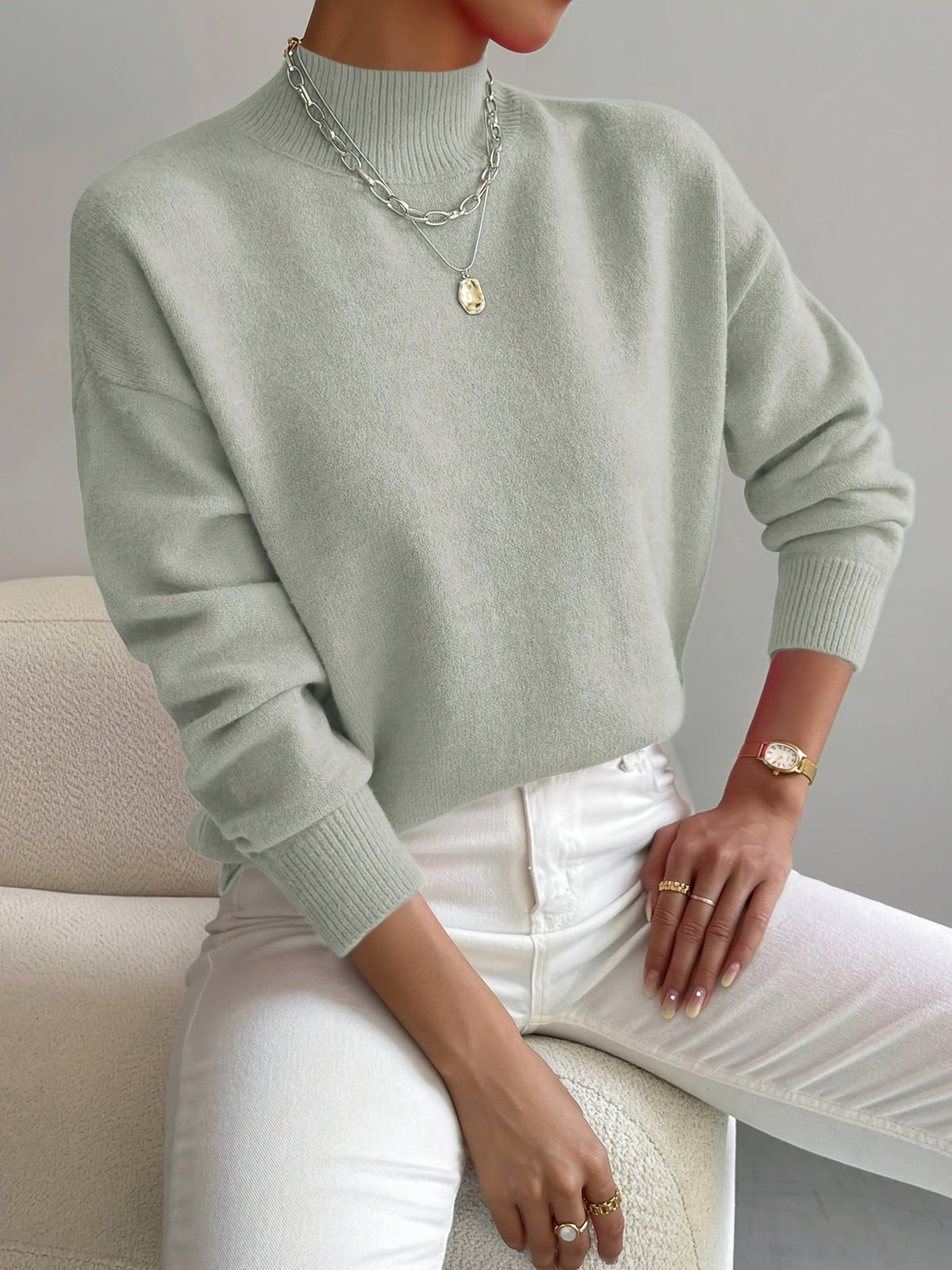 Pull rose clair Danoir Paris™ Chic et Doux porté, en laine douce, avec col rond et manches longues élégant.