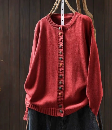 Gilet élégant et confortable Karita de Danoir Paris, en tissu doux, porté par un mannequin dans un cadre moderne.