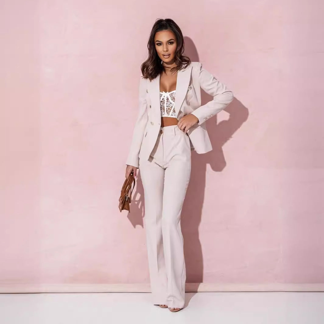 Costume croisé élégant Elvire de Danoir Paris, en tissu chic, porté par un mannequin dans une pose sophistiquée.