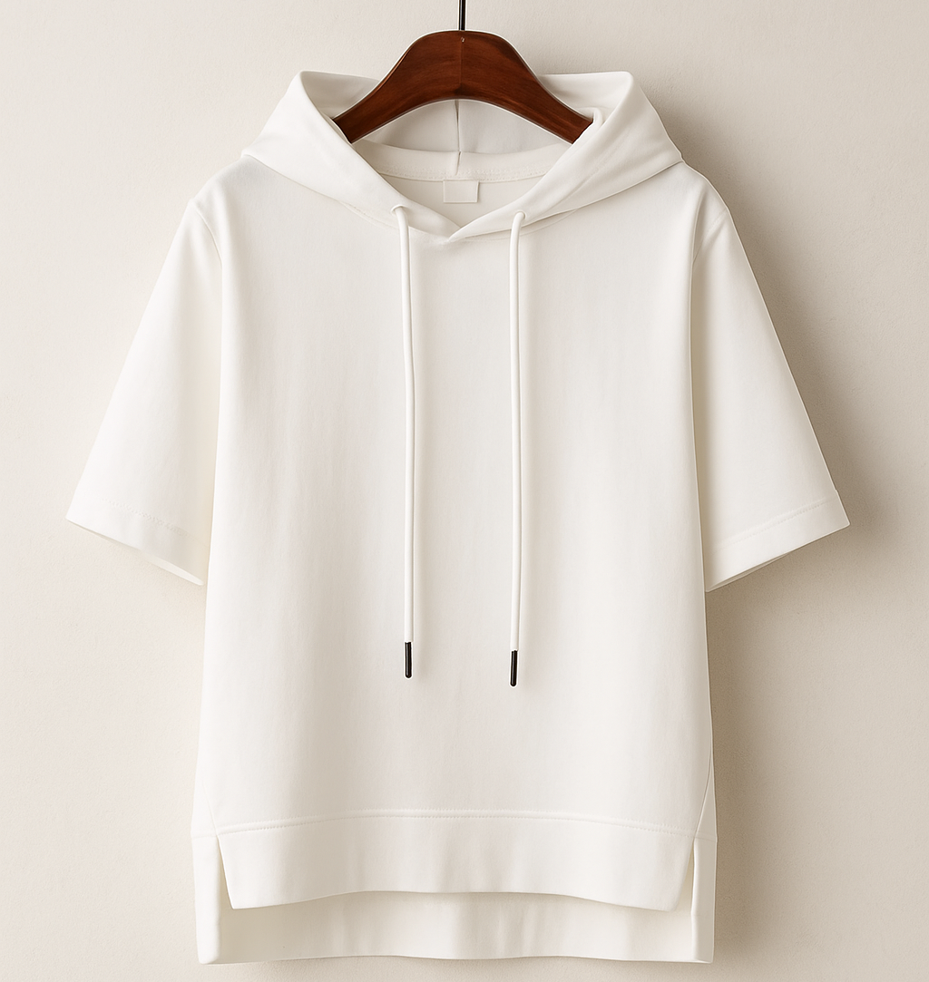 Sweat à capuche Alison à manches courtes de Danoir Paris, en tissu doux, couleur neutre, adapté pour un style décontracté.