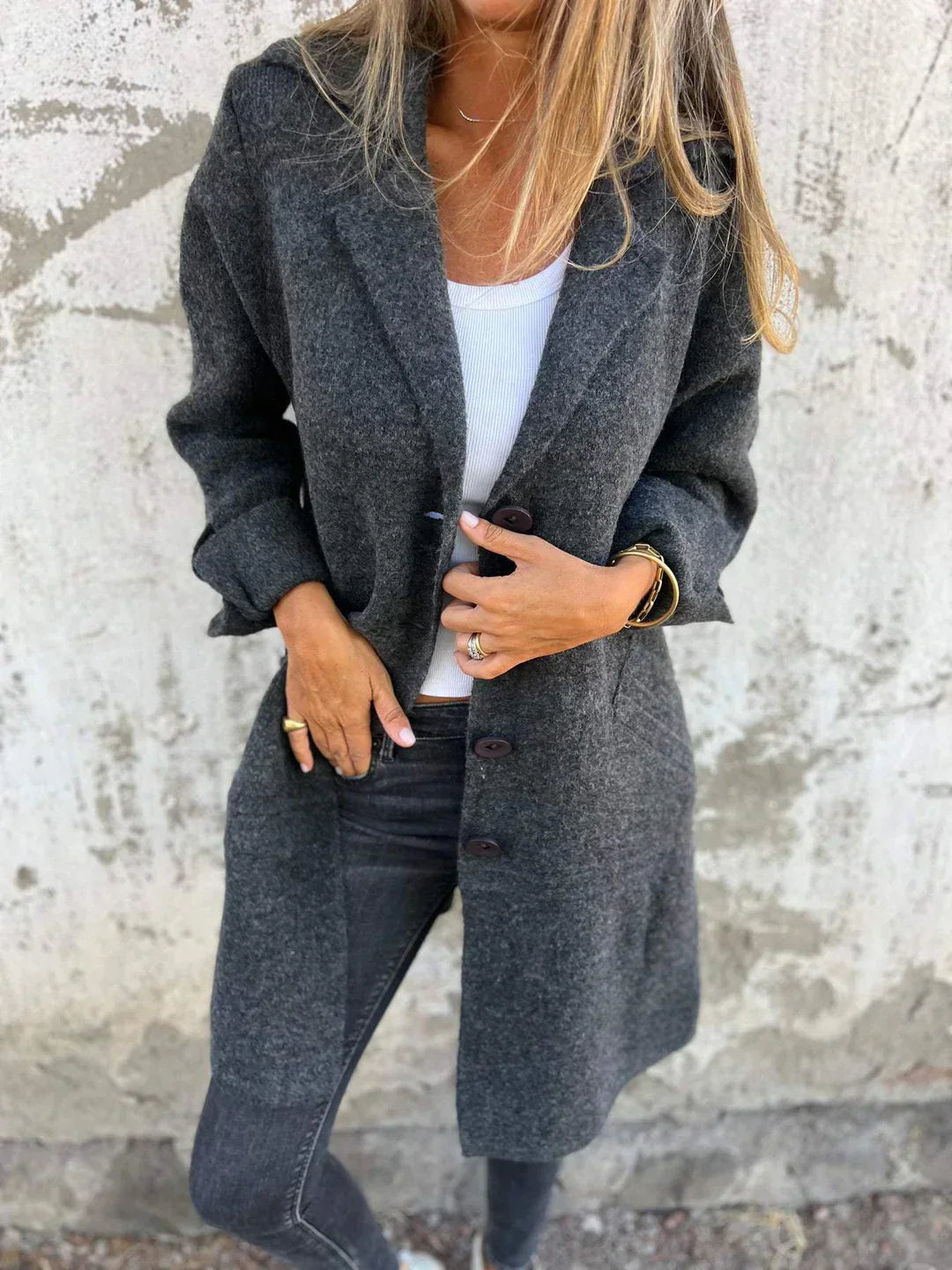 Manteau Audrey chic et minimaliste de Danoir Paris, coupe élégante avec détails sophistiqués, en tissu rose pâle.