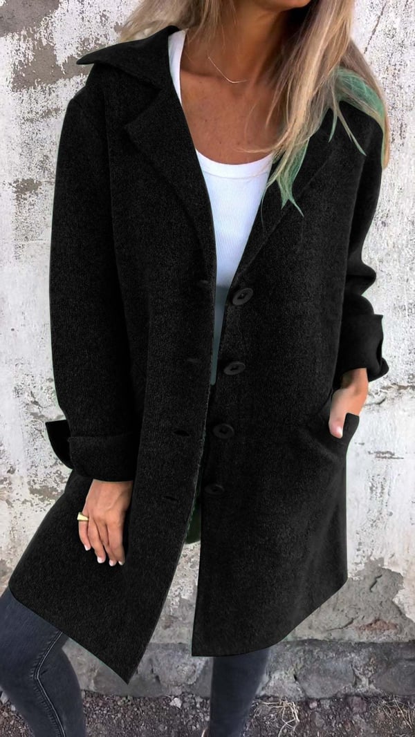 Manteau chic minimaliste Audrey de Danoir Paris, coupe élégante, en tissu rose, porté en extérieur.