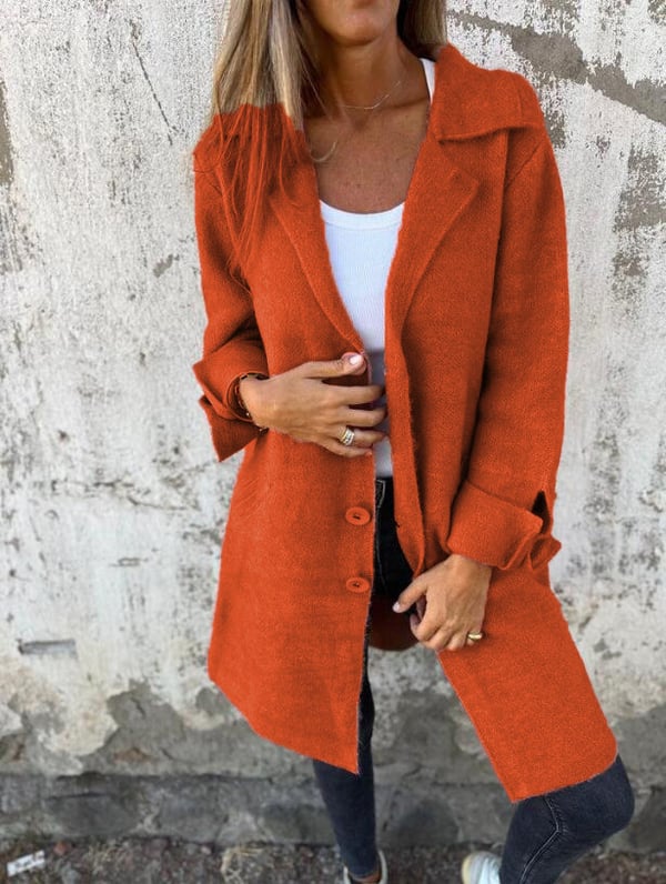 Manteau chic minimaliste Audrey de Danoir Paris, coupe élégante, couleur rose, porté en vue de face, style sophistiqué.