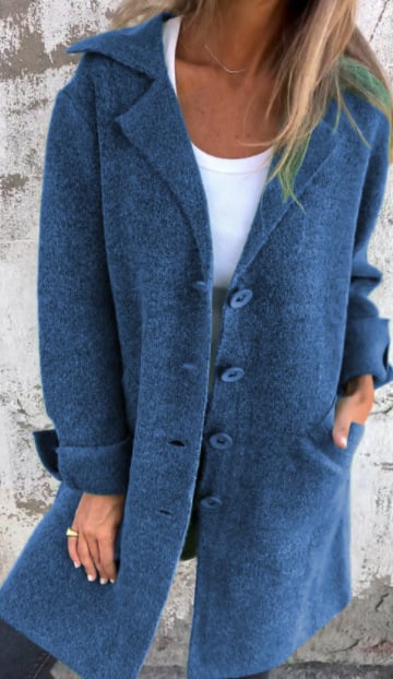 Manteau chic minimaliste Audrey de Danoir Paris en tissu rose, style élégant et moderne, vue front avec col et manches.