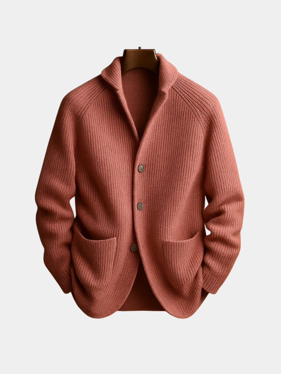Cardigan pour homme en laine côtelée Danoir Paris, tissu doux et chaud, portée décontractée, couleur neutre.