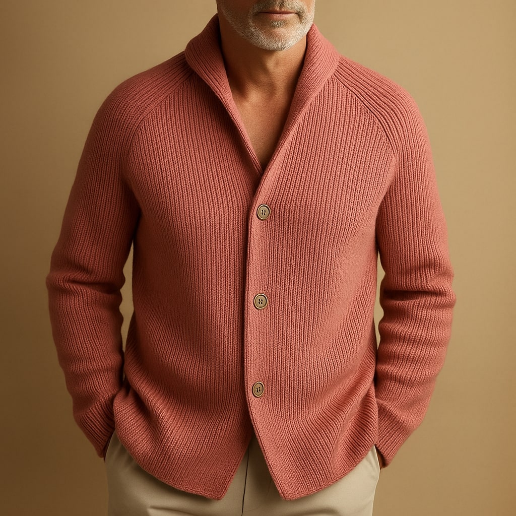 Cardigan pour homme en laine côtelée Danoir Paris, léger, avec texture côtelée, en gris clair, porté sur un fond neutre.