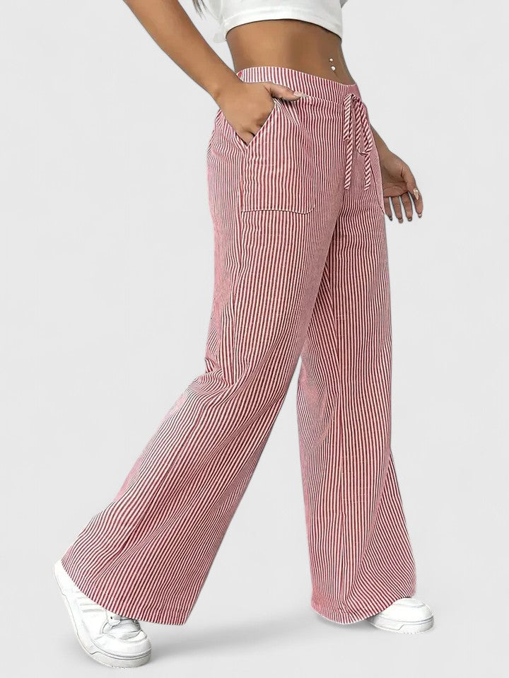 Pantalon large élégant Dominique de Danoir Paris, coupe fluide et tissu sophistiqué, porté avec un haut blanc.