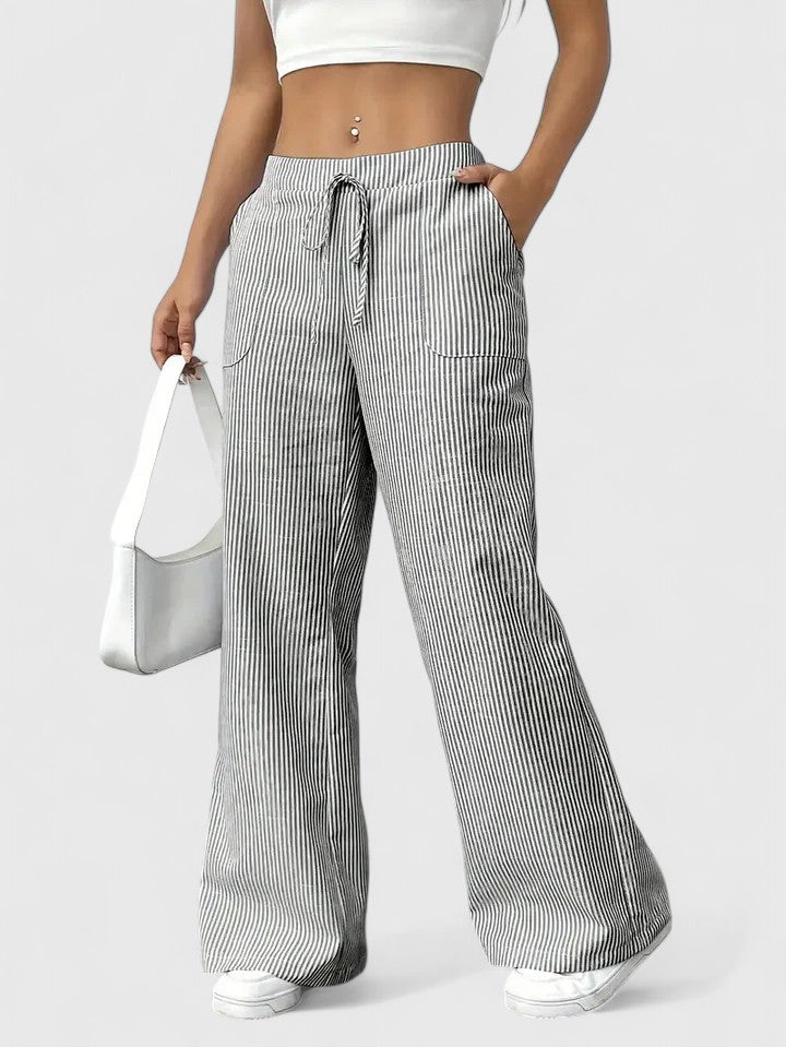 Pantalon large élégant Dominique de Danoir Paris en tissu fluide, couleur neutre, porté sur mannequin.