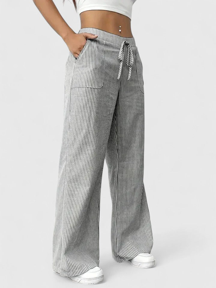 Pantalon large élégant Dominique de Danoir Paris, coupe fluide et tissu sophistiqué, porté avec un haut blanc.