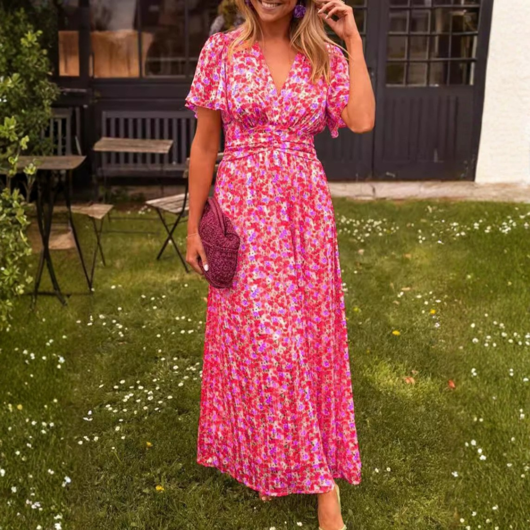 Robe longue fluide Élina de Danoir Paris avec motif fleuri, tissu léger et élégant, portée dans un style chic et féminin.