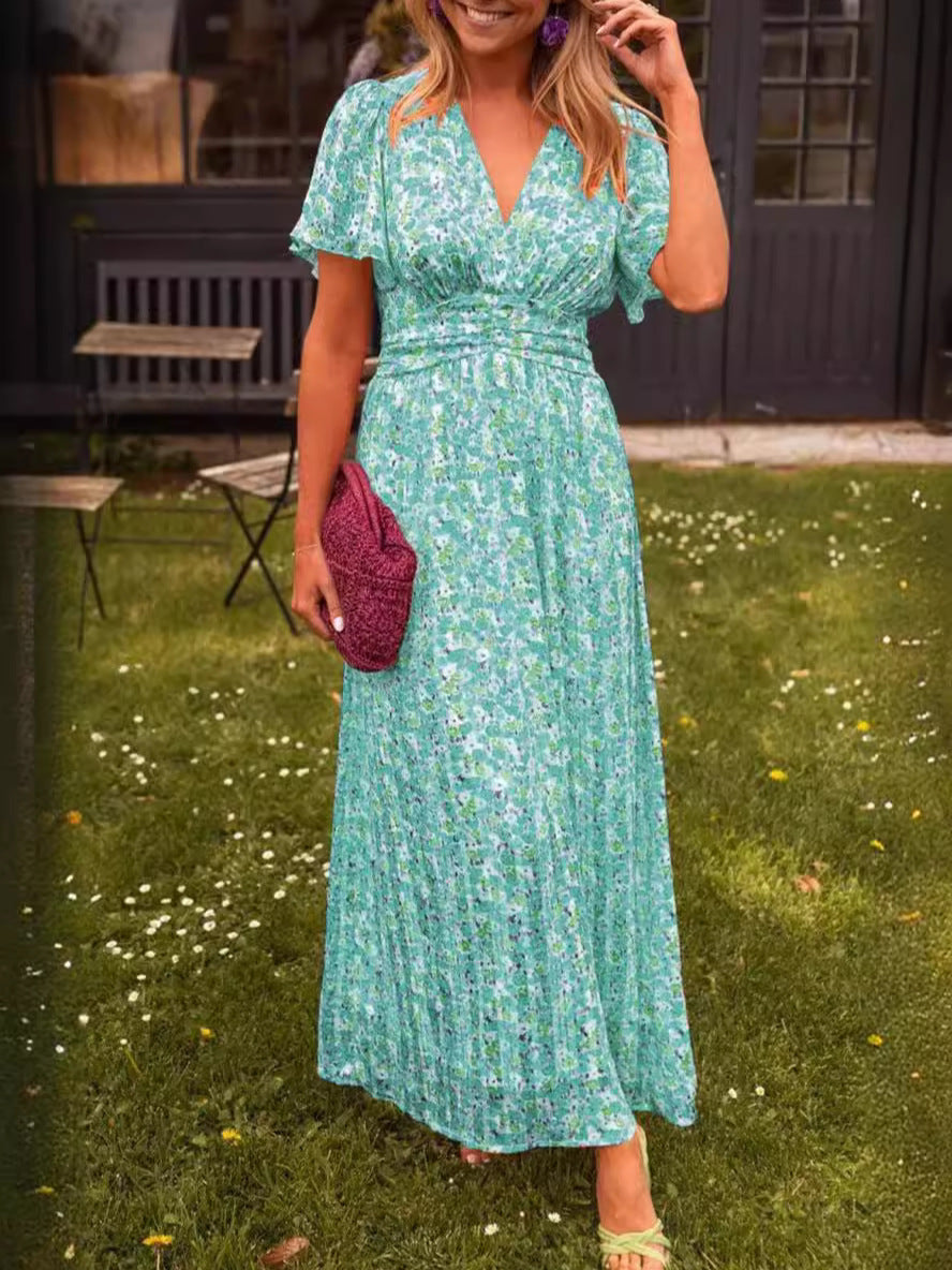 Robe longue fluide Élina de Danoir Paris avec motif fleuri, tissu léger et silhouette élégante, portée dans un style décontracté.