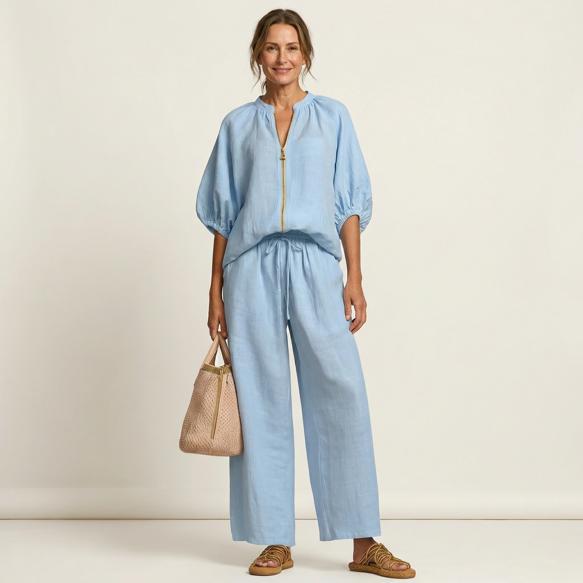 Ensemble Danoir Paris Marlowe à manches bouffantes avec zip, vêtement tendance en tissu léger, porté sur un mannequin.