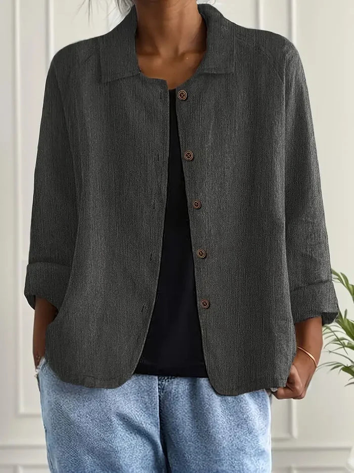 Haut léger classique Mira de Danoir Paris, en tissu fluide, couleur neutre, porté sur un mannequin.