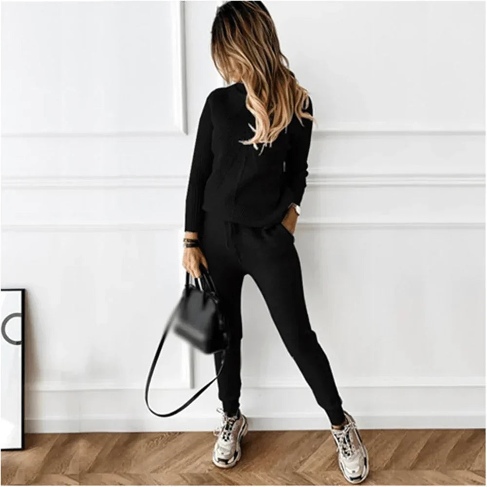 Survêtement luxe confortable Perrine Danoir Paris en tissu rose, avec capuche et poches, pour un style décontracté.