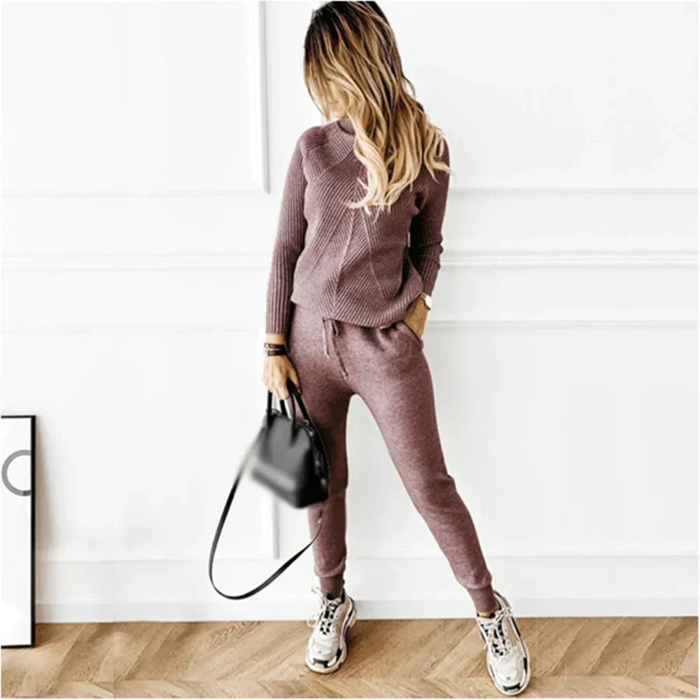 Survêtement Danoir Paris Perrine en tissu luxe, confortable, rose, avec capuche et pantalon assorti, idéal pour détente et sport.